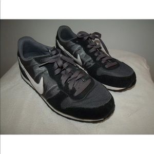 Women’s Nike Vintage Style Runners Sz 8